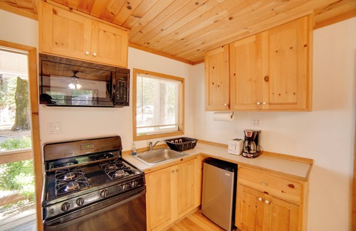 Cobb Cabaña | Golf, Hike, Sip Wine: Cobb Mountain Cabin w/Patio