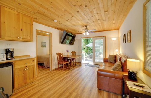 Cobb Cabaña | Golf, Hike, Sip Wine: Cobb Mountain Cabin w/Patio