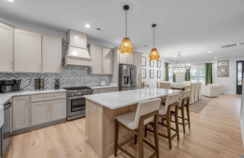 Lexington Casa | Golf Simulator | Hot Tub | Downtown | Game Room |
