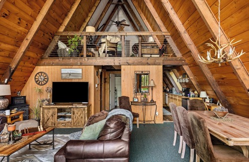 Gaylord Chalet De Esquí | Golf/Ski A-Frame Chalet w/Hot Tub, Sauna, 2 King Beds - Near Town