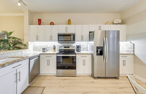 Ole Condominio | Golf, Swim & Relax! Condo 8 Mi to Dtwn Naples