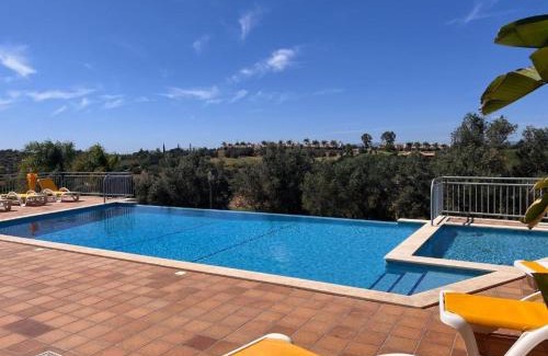 Estombar Apartamento | Golf - Vale Da Pinta T2 com Piscina, Wi-Fi e Ar Condicionado