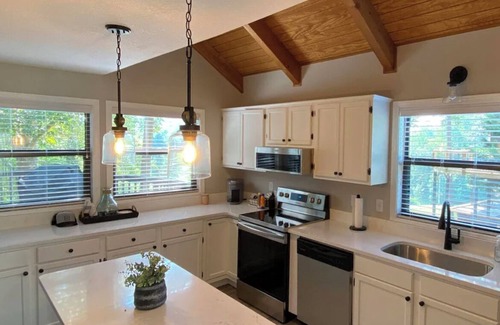 La Follette Cabaña | Golfer meets Lake Lover. 4 bd, 4 ba Cottage in Deerfield Resort Hole 5 awaits!