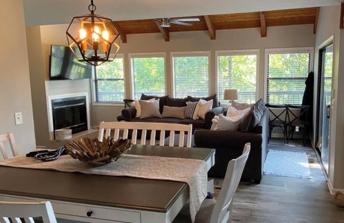 La Follette Cabaña | Golfer meets Lake Lover. 4 bd, 4 ba Cottage in Deerfield Resort Hole 5 awaits!