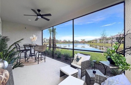Fort Myers Condominio | Golfer's Paradise! Professionally decorated condo now available with full golf!