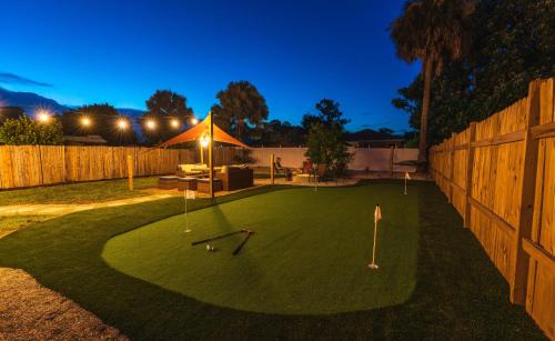 Jupiter Casa | Golfers Paradise 4-hole PUTT-PUTT, Mega Chess with huge backyard, hammock