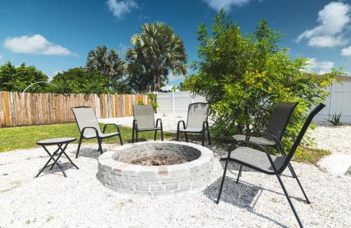 Jupiter Casa | Golfers Paradise 4-hole PUTT-PUTT, Mega Chess with huge backyard, hammock
