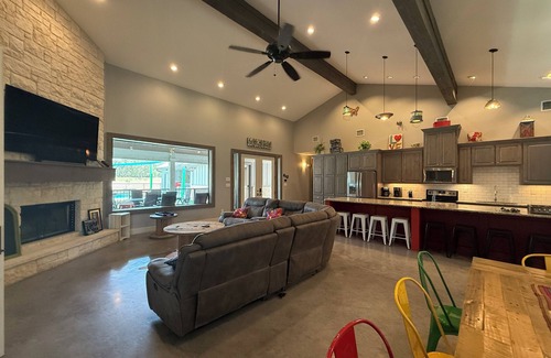 Sabinal Casa | Golfers paradise minutes away from the Frio River!
