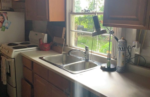 Brampton Cabina | Golfing alongside a cozy cabin in Inner city park WiFi & small luxury amenities