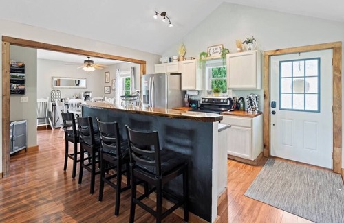 Waynesville Casa | Golfing~ Hot Tub ~ Fenced Yard ~Stocked Kitchen ~9mi to Park