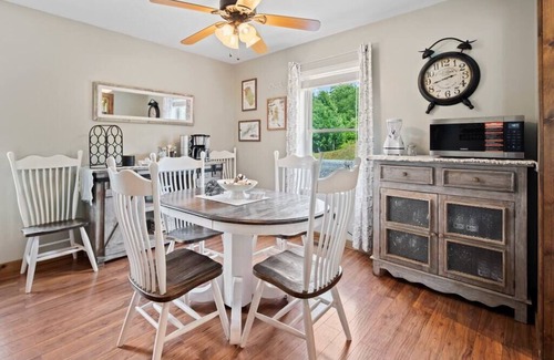 Waynesville Casa | Golfing~ Hot Tub ~ Fenced Yard ~Stocked Kitchen ~9mi to Park