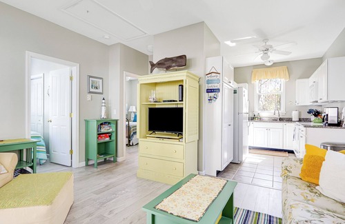 Summer Village Cabaña | "Gone Coastal" Cozy 2-bedroom cottage in Summer Village