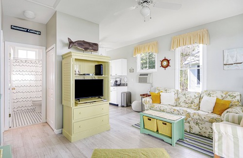 Summer Village Cabaña | "Gone Coastal" Cozy 2-bedroom cottage in Summer Village