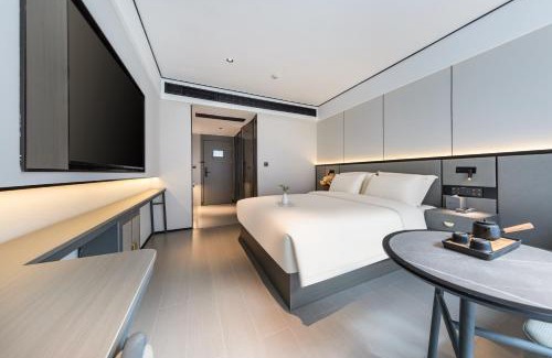Chengdu City Centre Hotel | Gongxili - Xige Hotel -8mins walk from Tonghuimen metro station, near Tianfu square, close by culture park and Sichuan opera house, English speaking service,speaking service, local tours