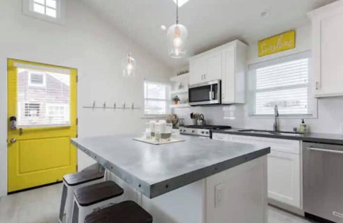 West Newport Casa | Good Day Sunshine Cottage-Newly updated!! Light and Airy w parking