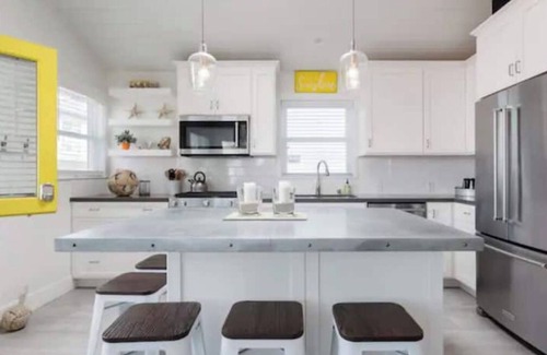 West Newport Casa | Good Day Sunshine Cottage-Newly updated!! Light and Airy w parking