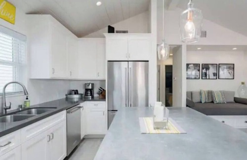 West Newport Casa | Good Day Sunshine Cottage-Newly updated!! Light and Airy w parking
