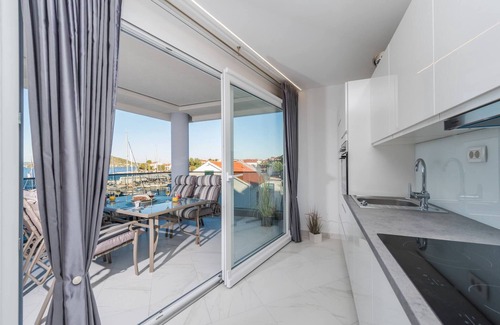 Preko Apartamento | Good Life, Luxury Seafront Apartment
