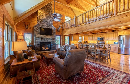 Boone Casa | Good Medicine - 10 minutes to Boone! Long range views, hot tub, fire pit!