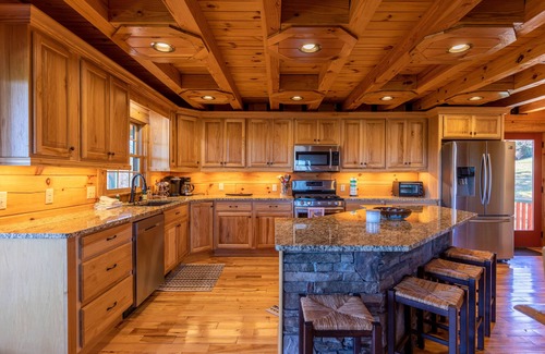 Boone Casa | Good Medicine - 10 minutes to Boone! Long range views, hot tub, fire pit!