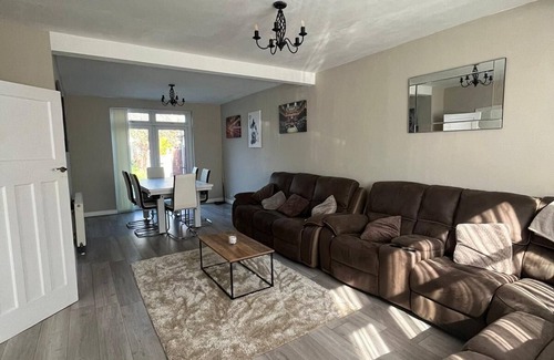 Redbridge Casa | Good sized family home awaits for you to enjoy