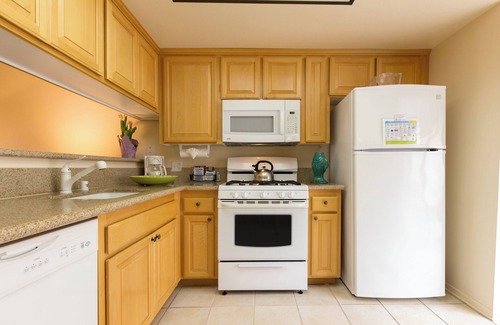 Oxnard Shores Hotel | Good-Value Accommodation! 3 Convenient Units, Kitchen, Onsite Parking!