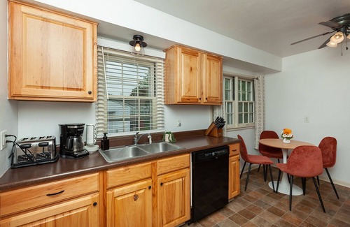 Des Moines Casa | Good Vibes 2 Bed Home Centrally Located on Quiet St.