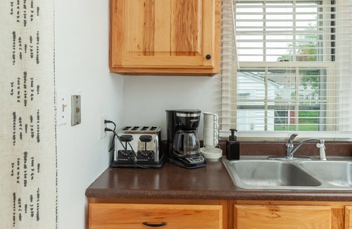 Des Moines Casa | Good Vibes 2 Bed Home Centrally Located on Quiet St.