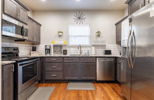 Chickasha Casa | Good Vibes Chickasha | Fiber | TV | W/D | Parking!