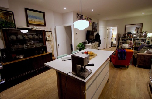 Leslieville Casa | Good Vibes Suite 93 Walk Score & 91 Transit Score