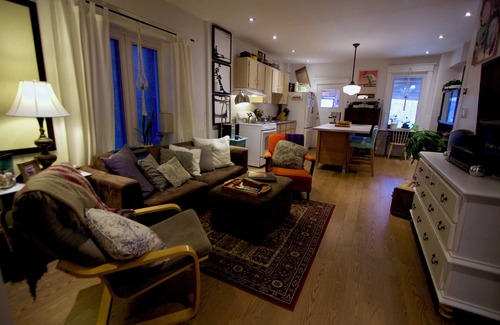 Leslieville Casa | Good Vibes Suite 93 Walk Score & 91 Transit Score