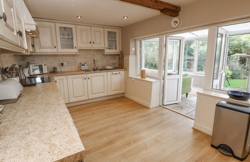 Ventnor Cabaña | GOODALLS, pet friendly, character holiday cottage in Niton