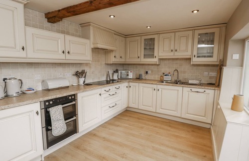 Ventnor Cabaña | GOODALLS, pet friendly, character holiday cottage in Niton