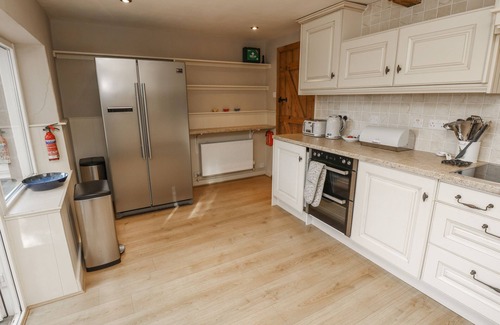 Ventnor Cabaña | GOODALLS, pet friendly, character holiday cottage in Niton
