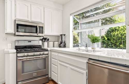 Valencia Casa | GOODE.HOMES | Luxury 3-bedroom home w/ lush garden