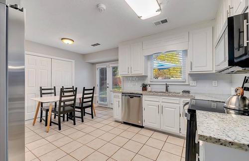 Kennesaw Casa | GoodKarma Rentals - Kennesaw Oasis-Exclusive Pool Comfy 4BDR Sleeps 14+Family Re