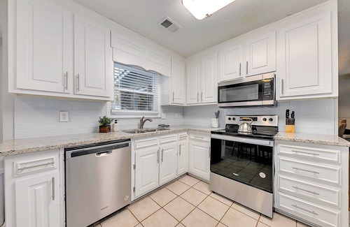 Kennesaw Casa | GoodKarma Rentals - Kennesaw Oasis-Exclusive Pool Comfy 4BDR Sleeps 14+Family Re