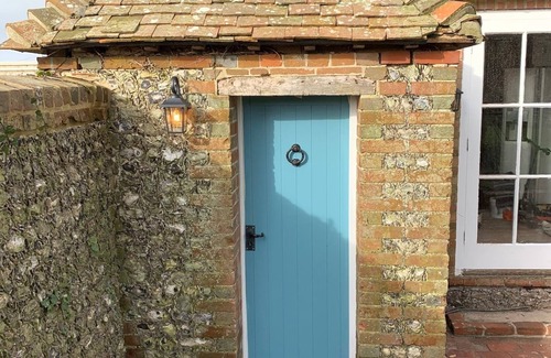 Chichester Casa | Goodwood Barn with Private Tennis and Goodwood Golf Near