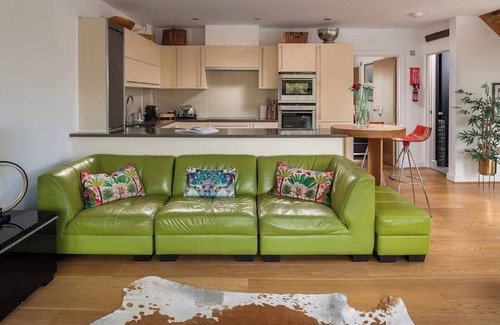 Ampney Crucis Casa | Goose Landing | Cotswold Lakehouse + Sunset Views