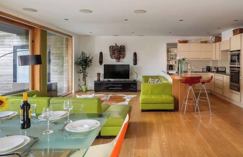 Ampney Crucis Casa | Goose Landing | Cotswold Lakehouse + Sunset Views