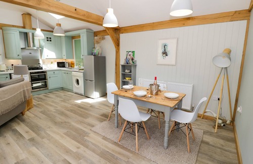 Halford Cabaña | GOOSE LODGE, pet friendly, luxury holiday cottage in Halford
