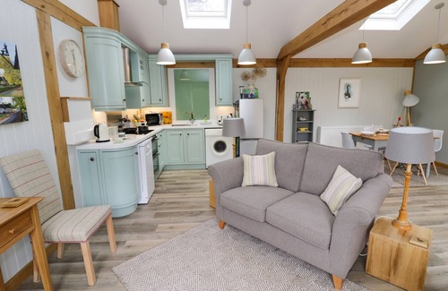 Halford Cabaña | GOOSE LODGE, pet friendly, luxury holiday cottage in Halford