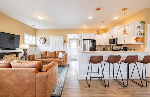 Anaconda Cabaña | Goosetown Bungalow with Sauna; Dog Friendly