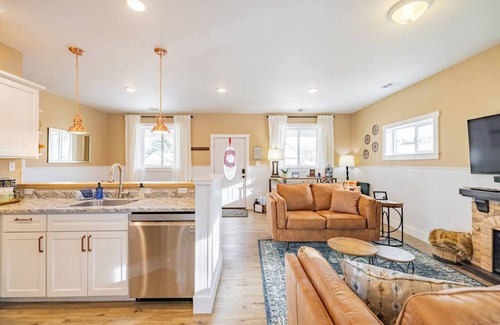 Anaconda Cabaña | Goosetown Bungalow with Sauna; Dog Friendly