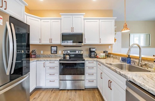 Anaconda Cabaña | Goosetown Bungalow with Sauna; Dog Friendly