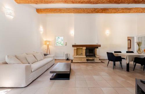 Gordes Villa | Gordes Villa avec piscine chauffée et privée , jacuzzi et pétanque calme