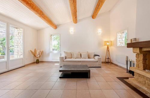 Gordes Villa | Gordes Villa avec piscine chauffée et privée , jacuzzi et pétanque calme