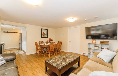 Gordon Head Casa | Gordon Head BnB Quiet Roomy Work Area Games Yard EV 3TV's Best Reviews Big Bkfst