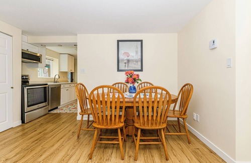 Gordon Head Casa | Gordon Head BnB Quiet Roomy Work Area Games Yard EV 3TV's Best Reviews Big Bkfst