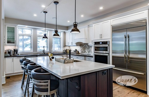 Utterson Cabaña | Gorgeous 8Bed, 5Bath Cottage on 3 Mile Lake! Spacious Deck! Privacy! Views!